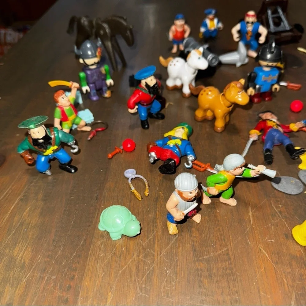 Mixed Lot Of Vtg Native American Toy Figures & Pirate Toy Figures + Accessories